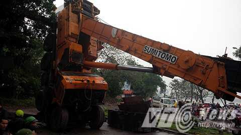 Hà Nội: Cần cẩu cao hơn 50m đổ sập giữa đường