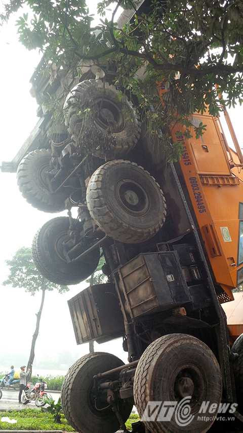 Hà Nội: Cần cẩu cao hơn 50m đổ sập giữa đường