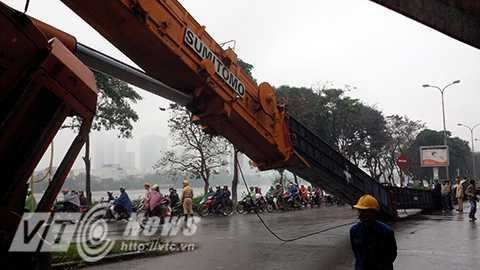 Hà Nội: Cần cẩu cao hơn 50m đổ sập giữa đường
