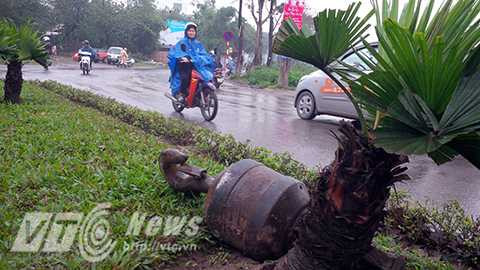 Hà Nội: Cần cẩu cao hơn 50m đổ sập giữa đường