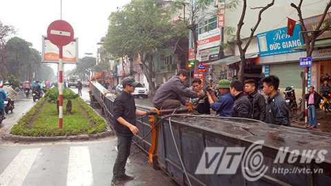 Hà Nội: Cần cẩu cao hơn 50m đổ sập giữa đường