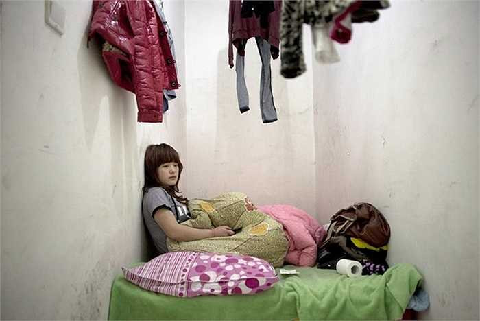 Người ta còn gọi những tầng hầm dưới lòng đất thành phố Bắc Kinh , Trung Quốc là 'khu ổ chuột'. Ước tính có khoảng 1 triệu người dân sống trong các căn hộ dưới tầng hầm tại Bắc Kinh, theo Tân Hoa Xã.