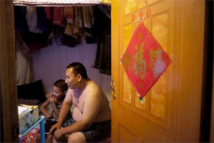 Tất cả các tòa nhà xây ở Bắc Kinh đều có tầng hầm, xuất phát từ yêu cầu quốc phòng từ những năm 1950. Cho đến năm 2010, việc sống dưới các tầng hầm vẫn hoàn toàn là hợp pháp vì đáp ứng những yêu cầu của Luật xây dựng.