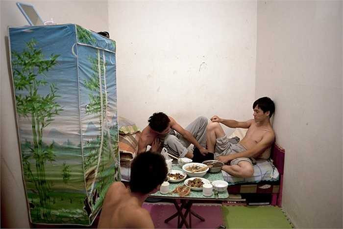 Mặc dù vậy, chính sách trên vẫn không được thực hiện đồng đều tại các quận của Bắc Kinh, thậm chí, năm 2013, hoạt động thuê trọ tầng hầm còn tăng lên đột biến.