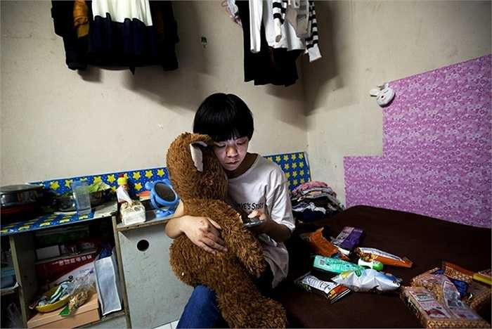 Zhang Yinfeng, 18 tuổi, cùng cảnh sống trong căn hộ dưới lòng đất chật hẹp ở Bắc Kinh.