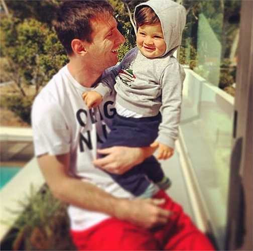 Messi gần như chẳng bao giờ phung phí vào xe sang, hàng hiệu hay những thú vui đốt tiền khác. Lối sống bình dị và thói quen tiết kiệm dường như đã ăn vào máu của Messi.