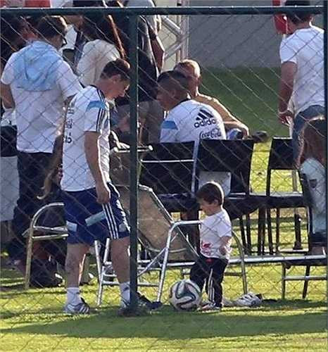 Messi luôn dành hầu hết thời gian rảnh rỗi bên gia đình, chăm sóc cậu con trai. 