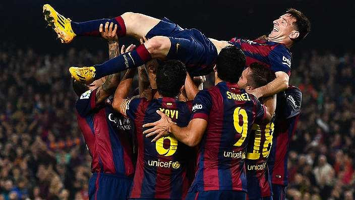 Trên sân cỏ, Lionel Messi vẫn đang là ngôi sao không thể thay thế ở Barcelona. 