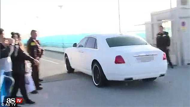 Siêu xe đắt giá nhất trong bộ sưu tập của Ronaldo là Bugatti Veyron, có giá 1,7 triệu USD.