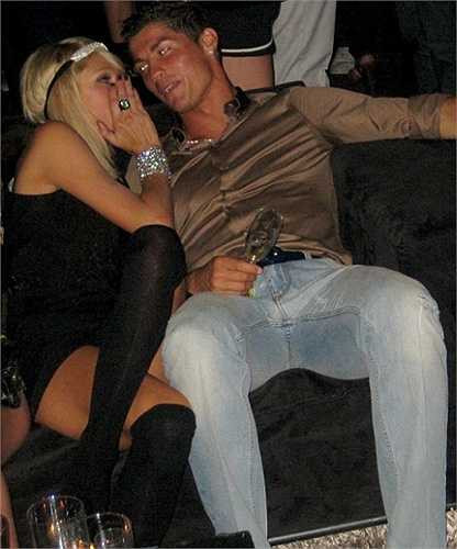 Dự tiệc tùng, bay đêm cùng các chân dài, Ronaldo cũng chẳng thua kém bất cứ ai. 