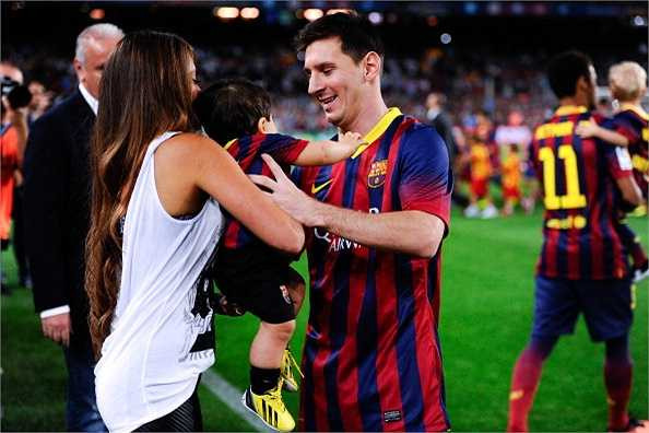 Trái ngược hoàn toàn Ronaldo, Lionel Messi được coi là 'mẫu người đàn ông' của gia đình. 