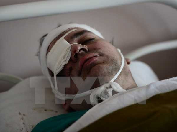 Một thợ mỏ bị thương trong vụ nổ được điều trị tại bệnh viện ở Donetsk