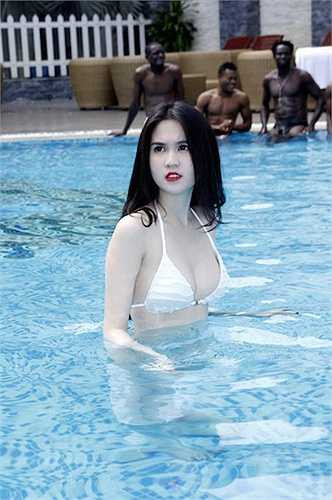 Không chỉ vậy, việc Ngọc Trinh mặc bikini trên màn ảnh còn gây ra một 'cơn sốt' không hề nhỏ.