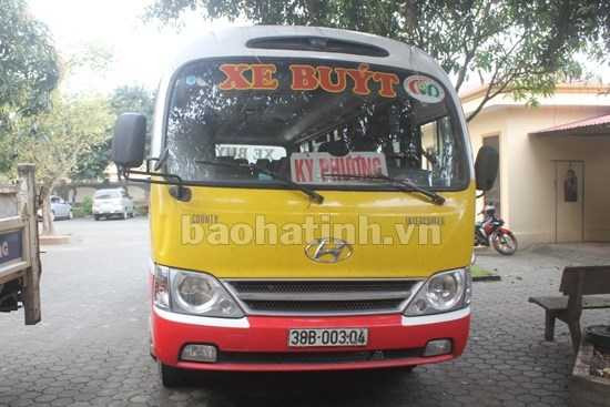 Tài xế cố thủ nhốt khách trên xe, thách đố công an