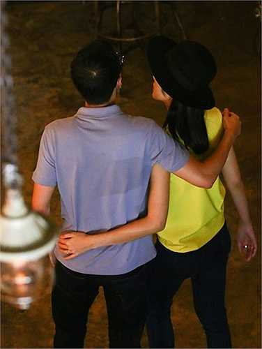 Khi Louis Nguyễn dính nghi án về giới tính, cô không có bất kỳ bình luận nào mà chỉ lặng lẽ tiếp tục xuất hiện bên chồng và trao cho anh những cử chỉ thân mật. 