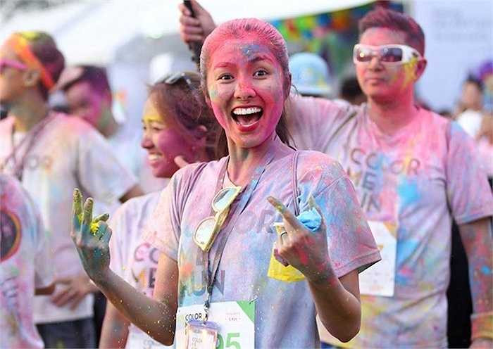 Bên cạnh đó, cô cũng xây dựng một công ty tổ chức sự kiện cùng em chồng Phillip Nguyễn. 