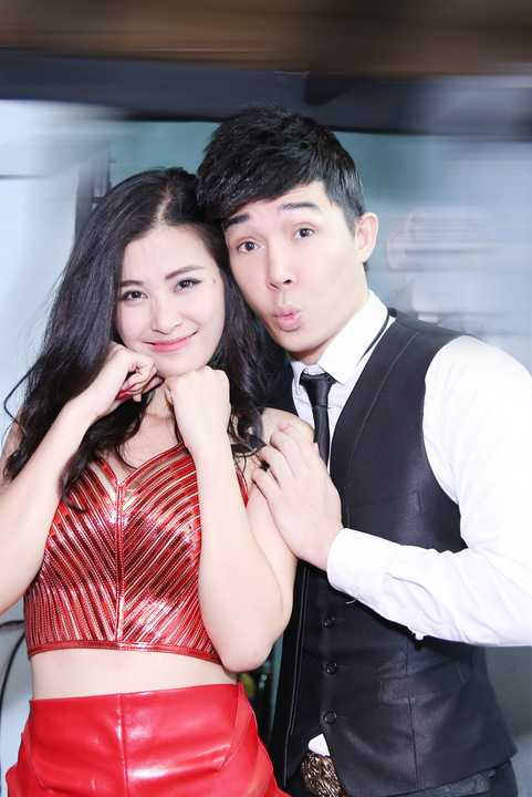 Trong lần hội ngộ tối qua, cặp đôi thân mật tạo dáng siêu xì tin trong hậu trường trước khi bắt đầu một đêm diễn hoành tráng.