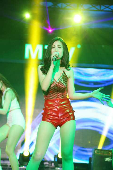 Mở màn chương trình, Đông Nhi khoe vũ đạo cực kỳ đẹp mắt trong những ca khúc hit của cô như: Bad boy, Shake the rhythm, Lắng nghe tim em... Trong trang phục gợi cảm, nữ ca sĩ xinh đẹp thu hút mọi ánh nhìn người hâm mộ.