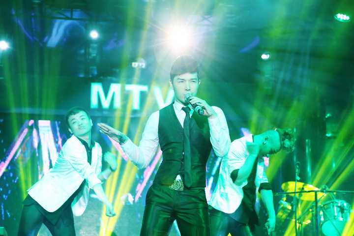 Nathan Lee cũng “sung” không kém khi mang những hit do chính anh sáng tác như: “Xinh”, “Say”, “MDD” làm “nổ tung” sân khấu. 