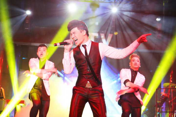 Nam ca sĩ điển trai còn làm khán giả “nổi da gà” khi khoe chất giọng đẹp, đầy cảm xúc qua những tuyệt phẩm như: “Phút cuối”, “Nếu xa nhau”, “Riêng một góc trời”...