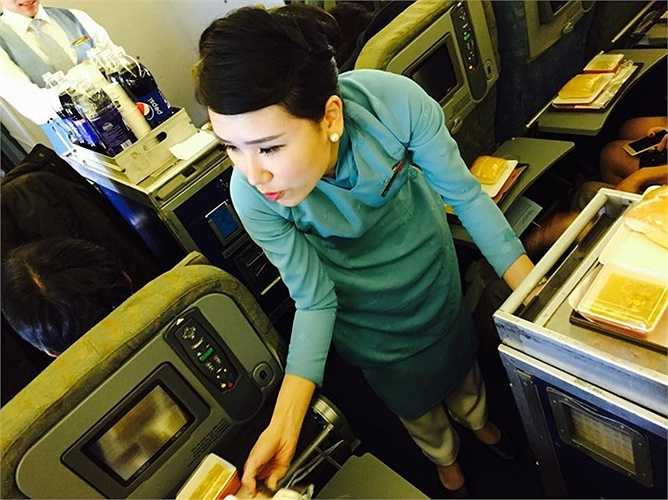 Quần áo dài cũng được cách điệu gọn gàng hơn để các tiếp viên dễ dàng di chuyển. 