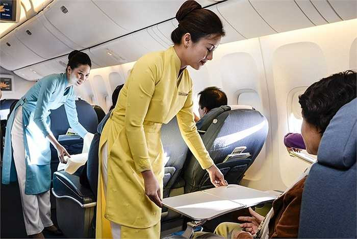 Theo các nhà thiết kế, bộ đồng phục áo dài Vietnam Airlines ra mắt lần này có thể nói là cuộc cách mạng về kỹ thuật và công nghệ dành cho áo dài, bởi đây là lần đầu tiên áo dài Việt Nam được may trên dây chuyền công nghiệp và may theo size, điều trái ngược hoàn toàn từ trước là áo dài chỉ may đo theo từng người.