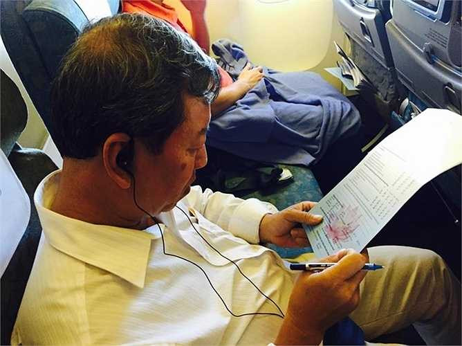 Hành khách trên 2 chuyến bay tử nghiệm trang phục mới của Vietnam Airlines tỏ ra khá hào hứng điền vào phiếu đóng góp, hoàn thiện mẫu trang phục này