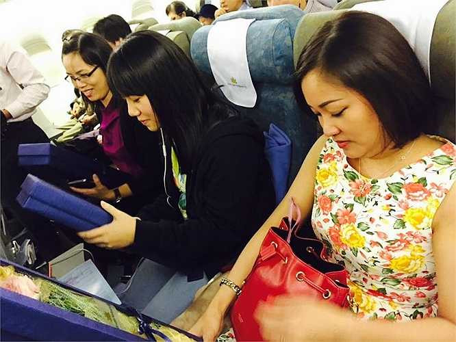 Cũng trên chuyến bay thử nghiệm, hành khách nữ cũng khá bớt ngờ khi được các tiếp viên, người nổi tiếng tặng hoa nhân ngày 8/3. 