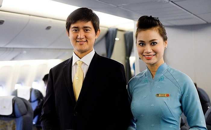 Tiếp viên thường nữ sẽ có trang phục áp dài xanh Turquoise đồng bộ với tiếp viên thường nam là cavat, áo ghile.