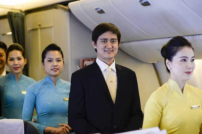 Theo đại diện Vietnam Airlines, khi máy bay mới về, những màu sắc này sẽ tương thích với nội thất mới của máy bay, tạo sự thoải mái, nhẹ nhàng, hiện đại cho hành khách đi máy bay. Ngoài sự thay đổi rõ rệt về màu sắc, các chi tiết trên trang phục cũng được thiết kế phá cách và cầu kỳ hơn.