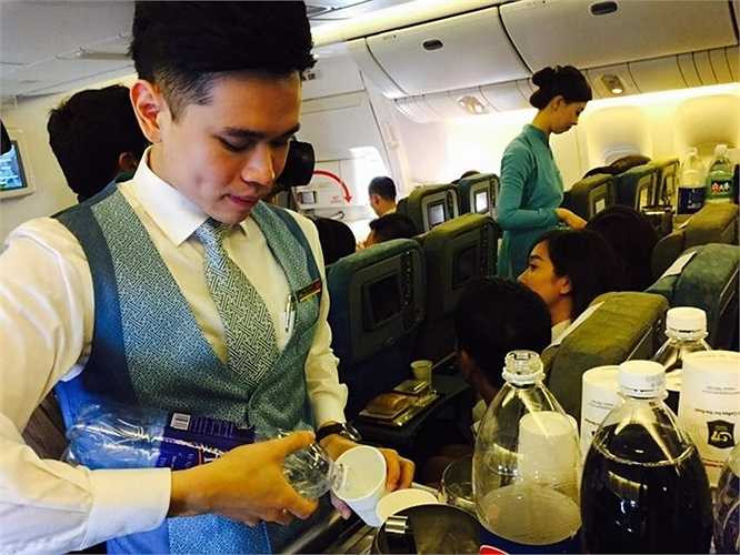 Đồng phục của nam tiếp viên thường là cavat, áo ghile màu xanh Turquoise