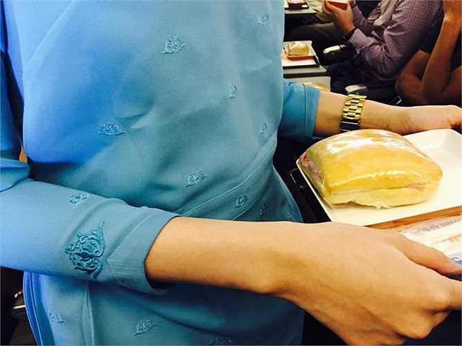 Tay áo cũng được thiết kế gọn và ngắn hơn để tiếp viên dễ dàng cử động trong quá trình phục vụ hành khách. 