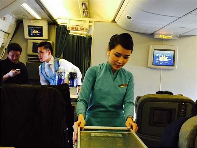 Chiếc tạp dề cũng có màu sắc đồng bộ với màu áo dài và có kiểu dáng ôm gọn theo dáng áo để làm nổi bật hơn nét đẹp của bộ trang phục. 