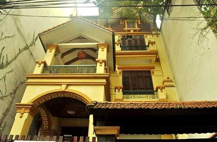 Năm 2013, đại gia phố núi Nguyễn Thị Liễu (Hương Sơn, Hà Tĩnh) khiến không ít người 'bàng hoàng' khi chứng tỏ chất chơi của mình bằng việc đập biệt thự trị giá 137 tỷ tại 79 Nguyễn Du (Hà Nội) mà bà mua tặng con trai Nguyễn Huy Hoàng sau đám cưới 50 tỷ được tổ chức rầm rộ ở Hà Tĩnh. 