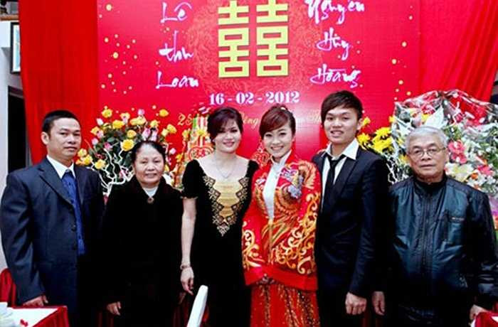 Ghi nhận của phóng viên, toàn bộ mặt tiền của căn nhà đã được phá bỏ, để tránh gây ảnh hưởng và sự chú ý của mọi người, toàn bộ phía bề ngoài ngôi nhà được căng bạt kín và biển cấm.