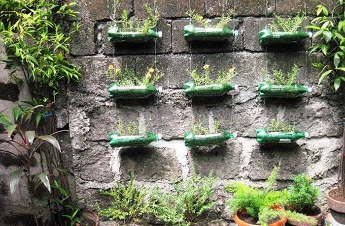 Với những chậu hoa treo từ vỏ cây nhựa, khu vườn của nhà bạn trở nên lôi cuốn hơn nhiều.