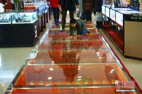 Con đường vàng thỏi trị giá 700 tỷ đồng chào mừng 8/3