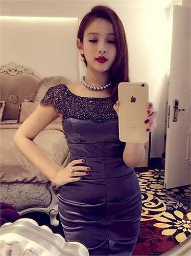 Huyền Baby (tên thật là Đặng Ngọc Huyền, sinh năm 1989), một trong những hot girl đình đám của giới trẻ Hà thành cách đây vài năm. Sau đó, Huyền kết hôn và không tham gia các hoạt động giải trí.