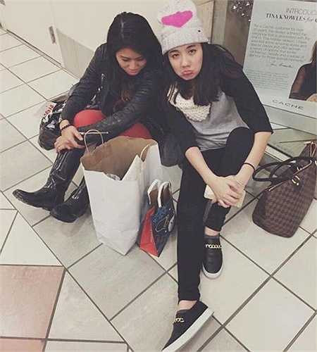 Không khó để tìm thấy những món đồ đắt tiền trong đời sống của Mie, ví dụ túi của Louis Vuitton, Chanel...