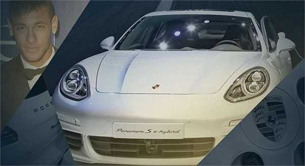 Neymar thích những dòng xe mạnh mẽ kiểu Audi R8 GT Spyder - 220.000 euro.