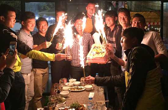 Tiệc sinh nhật vui vẻ của thành viên U23 Việt Nam