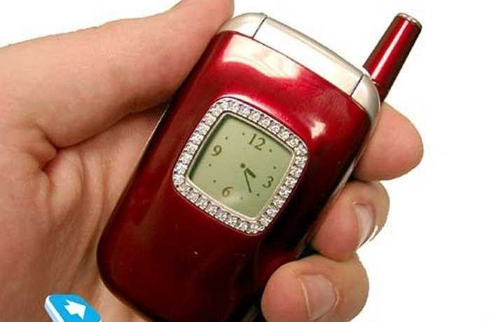 Những năm 2000, khái niệm điện thoại thời trang bắt đầu xuất hiện. Tiêu chuẩn của những sản phẩm thiết kế cho 'một nửa thế giới' lúc này là phải sở hữu các đường cong điệu đà và nắp gập. Điều này đối lập với các dòng điện thoại mạnh mẽ, khoẻ khoắn cho nam giới. Samsung T500 được xem là một trong những model tạo ấn tượng nhất buổi đầu.