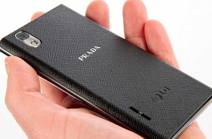 LG ra mắt smartphone Prad 3.0 với nắp lưng chất liệu da sang trọng, sử dụng hoạ tiết saffiano đặc trưng từ Prada. Sản phẩm này ra mắt năm 2012, chạy hệ điều hành Android, có màn hình 4,3 inch, camera 8 megapixel. Thời điểm ra mắt, máy có giá 14,2 triệu đồng.