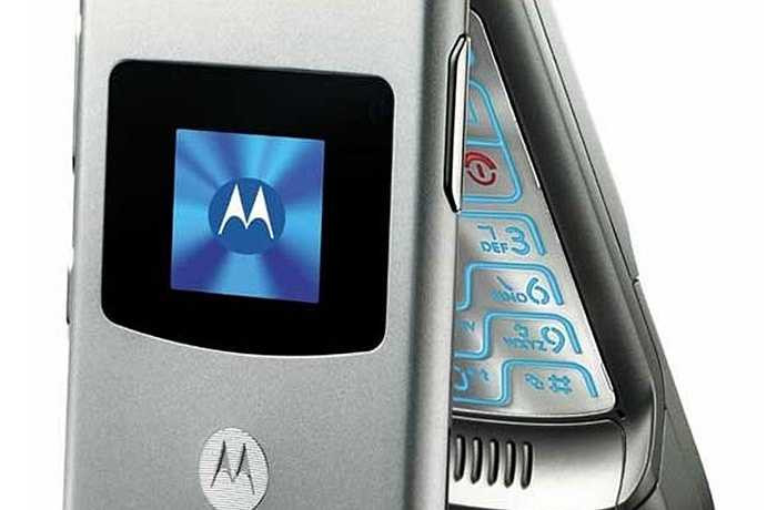 Thiết kế nắp gập vẫn thống trị phân khúc điện thoại thời trang, ít nhất là cho tới thời điểm Motorola RAZR V3 có mặt trên thị trường trong năm 2004. Lúc này, điện thoại cho nữ giới đã tiến thêm một bước trên nấc thang công nghệ: tích hợp camera, tính năng nghe nhạc, kết nối Bluetooth và khả năng truy cập Internet. Sau này, khi nhắc đến Motorola, người ta ngay lập tức nghĩ đến V3 chứ không phải DynaTac – chiếc điện thoại di động đầu tiên trên thế giới do thương hiệu này sản xuất năm 1973.