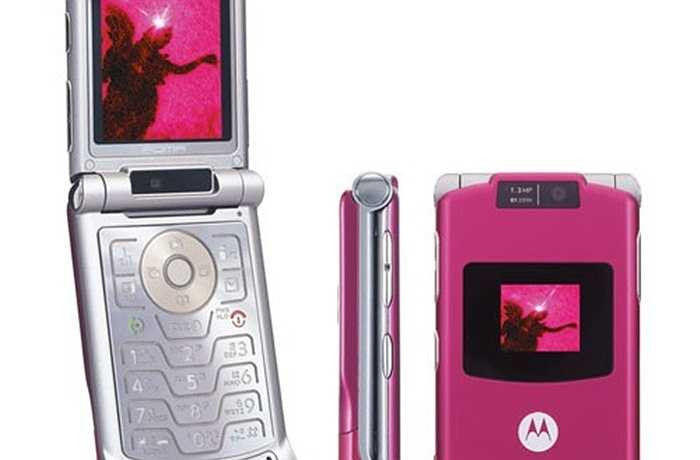 V3 là sản phẩm đầu tiên trong dòng RAZR quyến rũ của Motorola. Năm 2004, đây là chiếc điện thoại mỏng nhất thế giới. V3 nhanh chóng trở thành món phụ kiện phải có trên tay những người sành điệu. Chỉ sau hai năm xuất hiện, hơn 50 triệu chiếc V3 đã được tiêu thụ. Cho tới nay, tổng số máy bán ra trên toàn thế giới đã chạm mốc 130 triệu chiếc, đưa RAZR trở thành một trong những dòng điện thoại bán chạy nhất lịch sử.