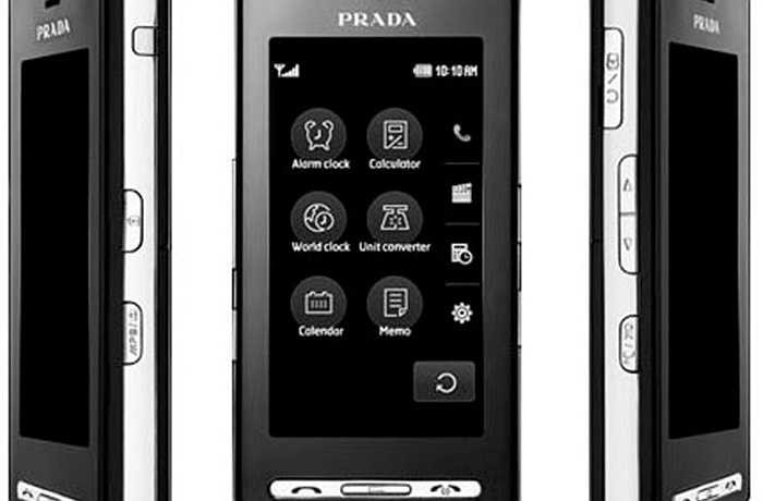 Từ năm 2006 tới nay, trào lưu cảm ứng lên ngôi, kéo theo sự thay đổi diện mạo của những chiếc điện thoại thời trang. Smartphone LG KE850, hay còn được gọi là LG Prada – là sự kết hợp giữa hãng công nghệ Hàn Quốc và thương hiệu thời trang đẳng cấp Prada. Sản phẩm trang bị màn hình cảm ứng điện dung , được giới thiệu lần đầu vào tháng 12/2006. Sau đó, LG còn ra đời 2 phiên bản nữa của chiếc smarpthone này vào cuối năm 2008 và 2012.