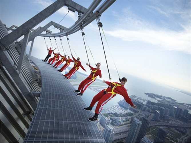 8. Đi bộ trên Edgewalk ở Toronto