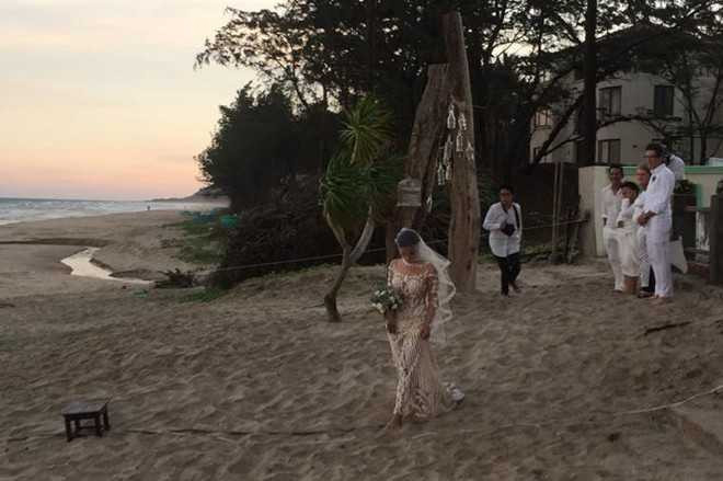 Cô dâu Phương Vy chọn bộ váy cưới ren mềm mại và quyến rũ.