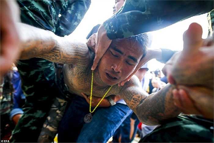 Họ thường đeo lá bùa với sợi dây dài