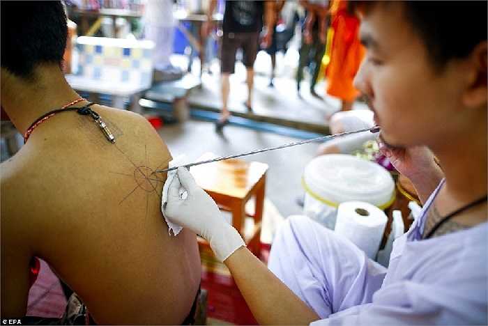 Theo truyền thống, họ dùng một thanh thép nhọn để xăm trên cơ thể trong suốt lễ hội tại tỉnh Nakhron Pathom